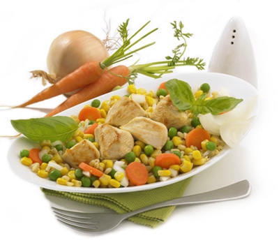 Des légumes croquants et colorés, parfumés au citron et au basilic, font de cette salade de poulet un délicieux moment de fraicheur.
