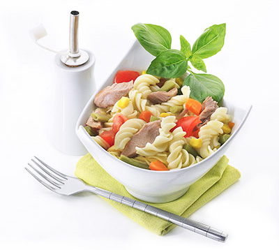 Cette salade italienne allie fraïcheur et gourmandise, avec ses fusili au thon, petites carottes maïs et haricots verts...le tout subtilement parfumé d'une pointe de basilic. 
