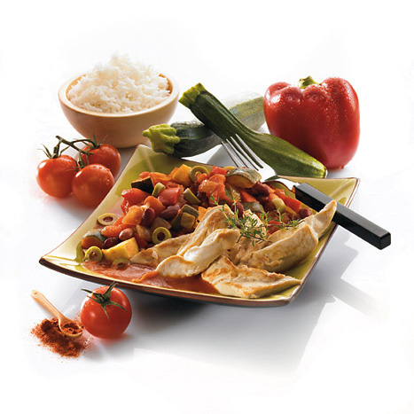 Ce plat typique a gardé l'accent des vallées du pays basque. Relevé d'une pincée de paprika et d'une touche de laurier, il vous enchantera par ses saveurs piquantes et colorées.