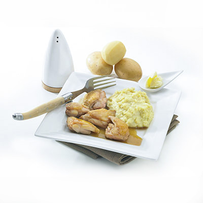 Les plats les plus simples sont les meilleurs : de beaux morceaux de poulet au goût délicieusement grillé et une purée onctueuse, que demander de plus !